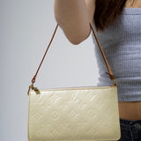 LOUIS VUITTON VERNIS BEIGE POCHETTE BAG